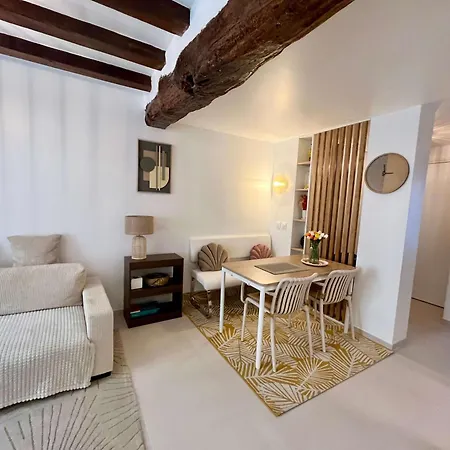 2 Bedroom With Balcony Center *