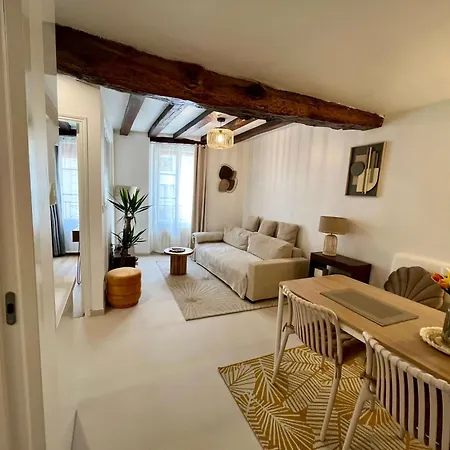 2 Bedroom With Balcony Center * Paryż